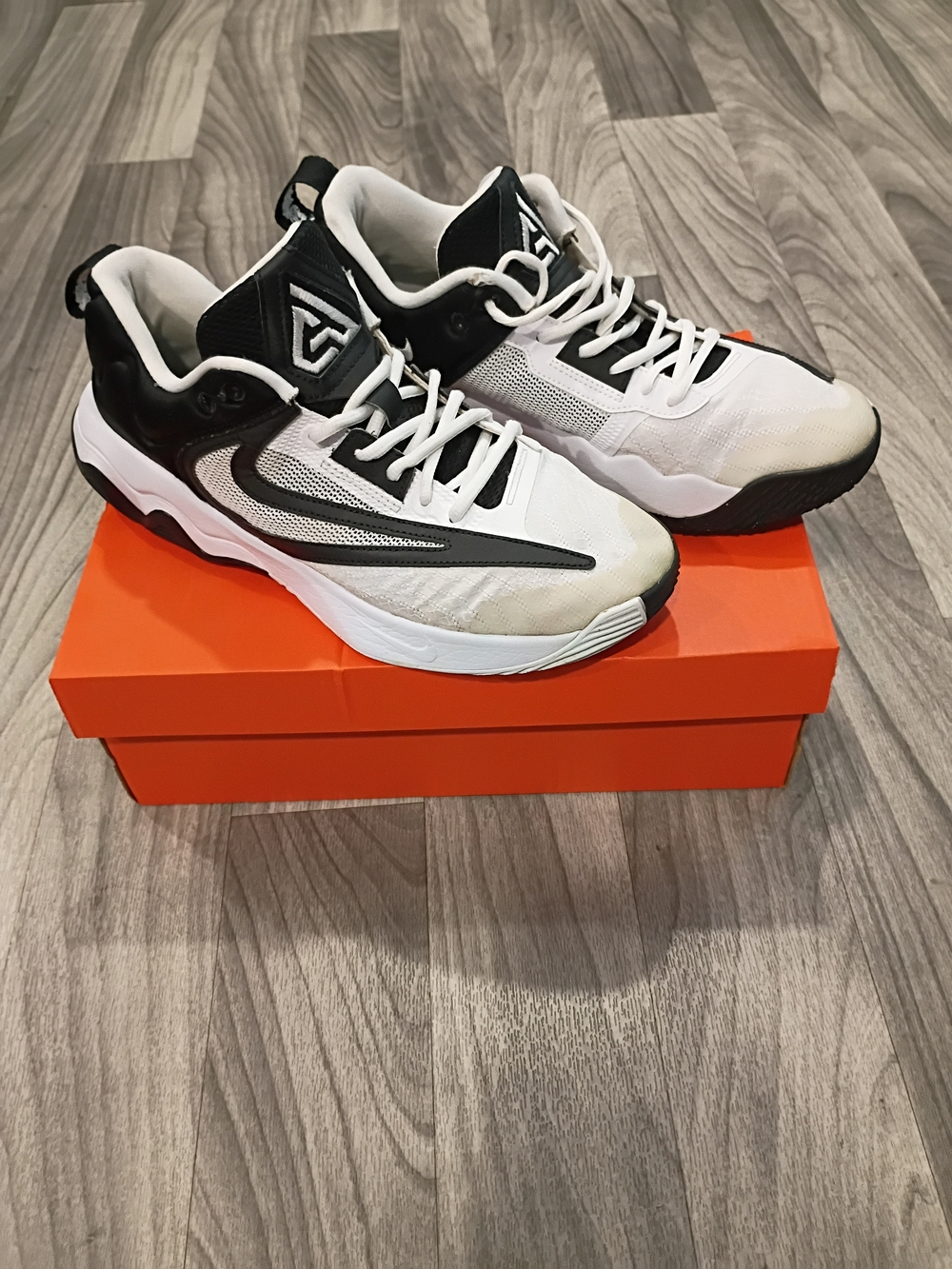 Nike Men's White and Black Performance Sneakers